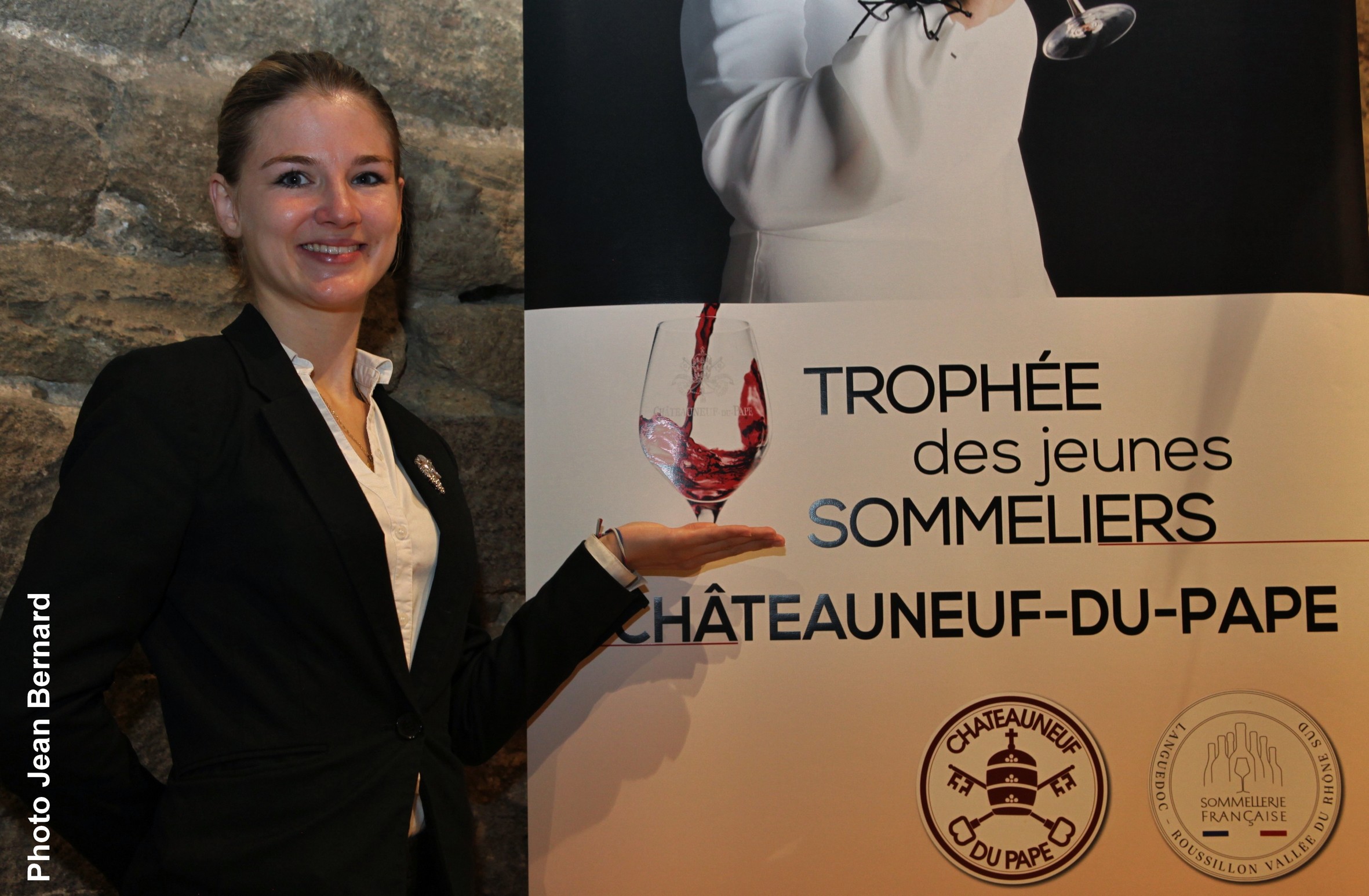 25 septembre 2021 : Audrey Brugière remporte le 2eme trophée des jeunes sommeliers Châteauneuf du Pape.